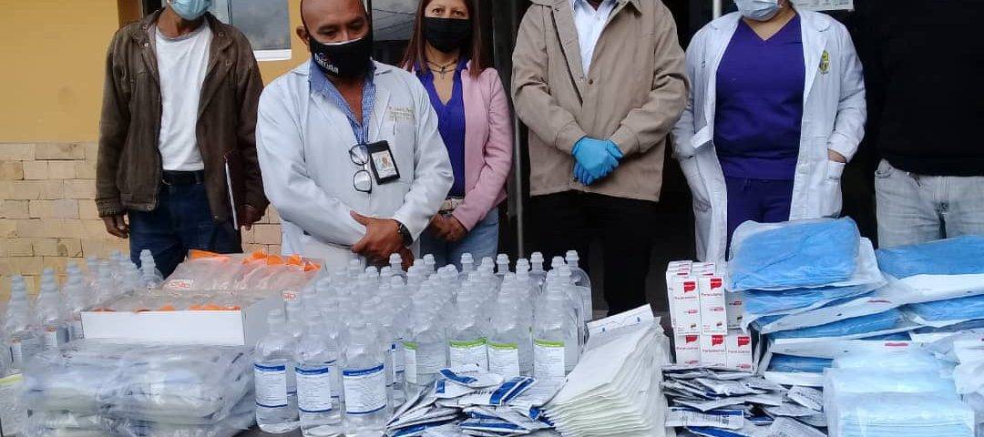 Para combatir la pandemia por COVID-19, el Gobierno regional entregó equipos de protección al personal del hospital I de Timotes