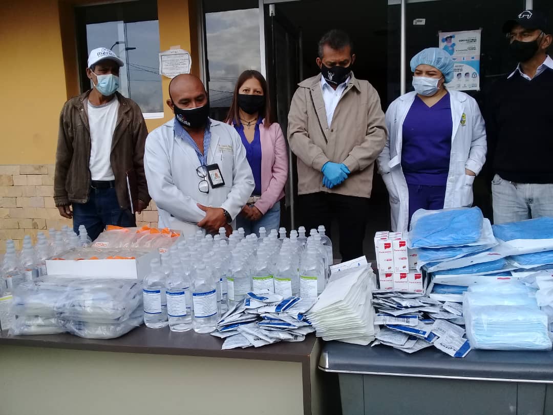 Para combatir la pandemia por COVID-19, el Gobierno regional entregó equipos de protección al personal del hospital I de Timotes