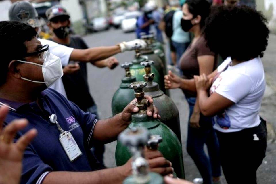 Algunos pacientes con covid-19 sufren de insuficiencia respiratoria que los obliga al uso de oxígeno, un insumo difícil de costear en la empobrecida Venezuela por su fuerte impacto en la economía se la mayor parte de la población